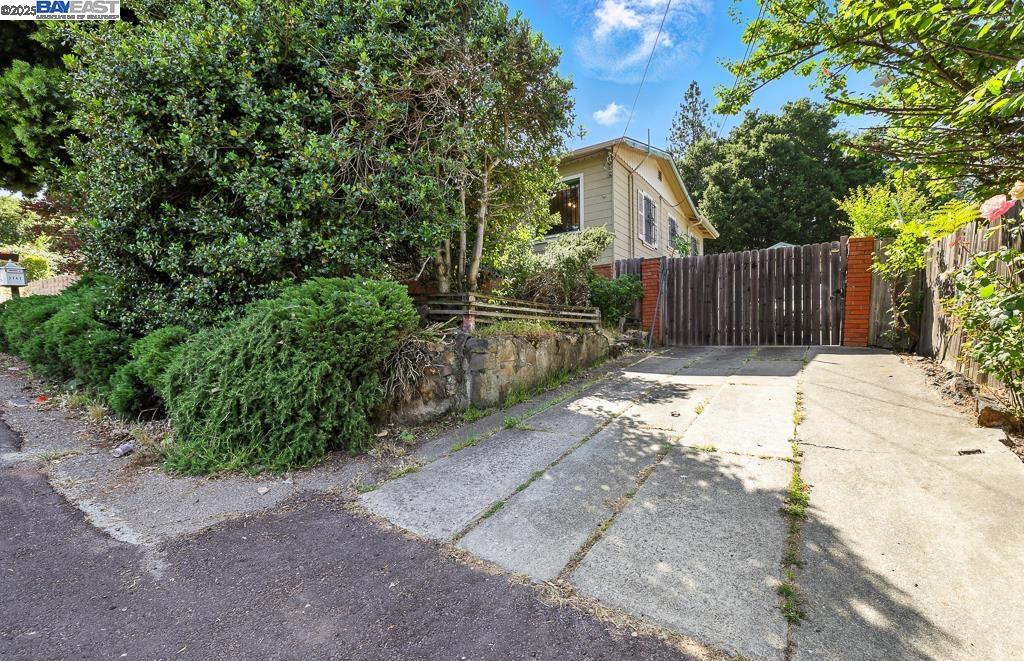 Detail Gallery Image 33 of 39 For 3741 Keller Ave, Oakland,  CA 94605 - 2 Beds | 1 Baths