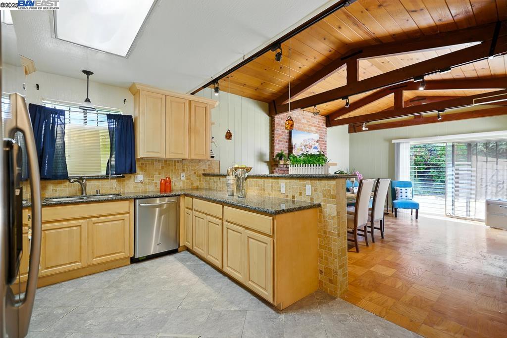 Detail Gallery Image 7 of 39 For 3741 Keller Ave, Oakland,  CA 94605 - 2 Beds | 1 Baths