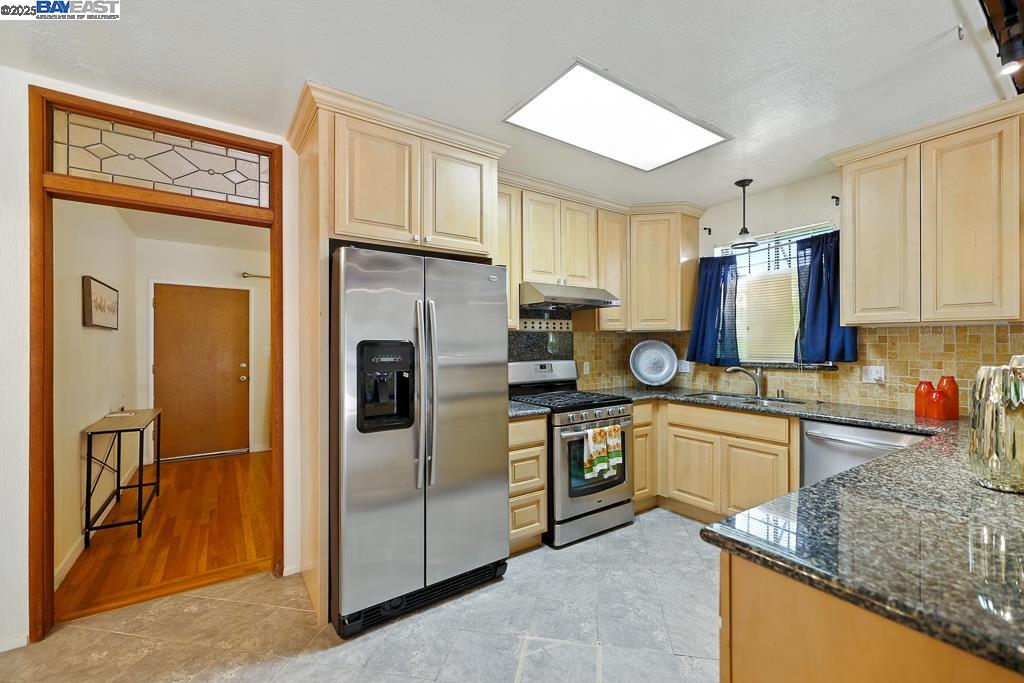 Detail Gallery Image 8 of 39 For 3741 Keller Ave, Oakland,  CA 94605 - 2 Beds | 1 Baths