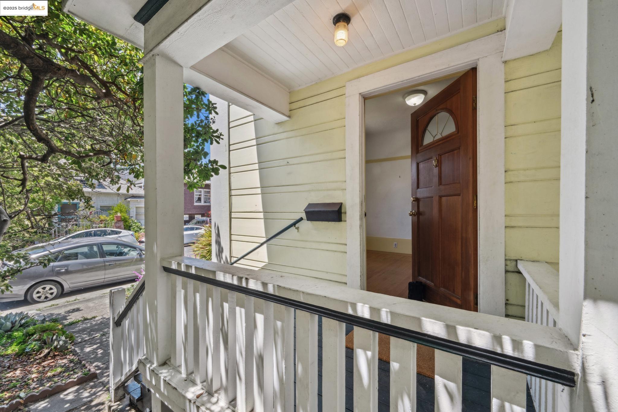 Detail Gallery Image 4 of 37 For 6420 Irwin Ct #6420,  Oakland,  CA 94609 - 3 Beds | 1 Baths