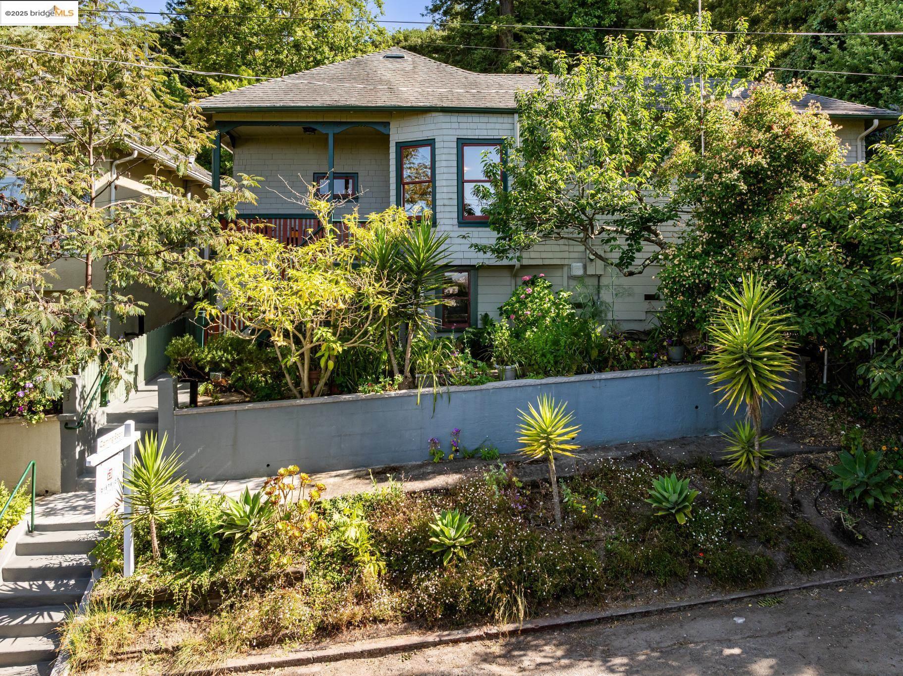 Detail Gallery Image 3 of 59 For 233 Arizona, Richmond,  CA 94801-4019 - 3 Beds | 3 Baths