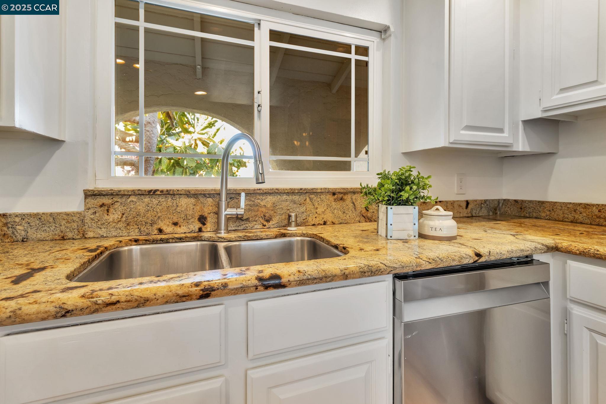 Detail Gallery Image 13 of 38 For 960 Live Oak Dr, Santa Clara,  CA 95051 - 4 Beds | 3 Baths