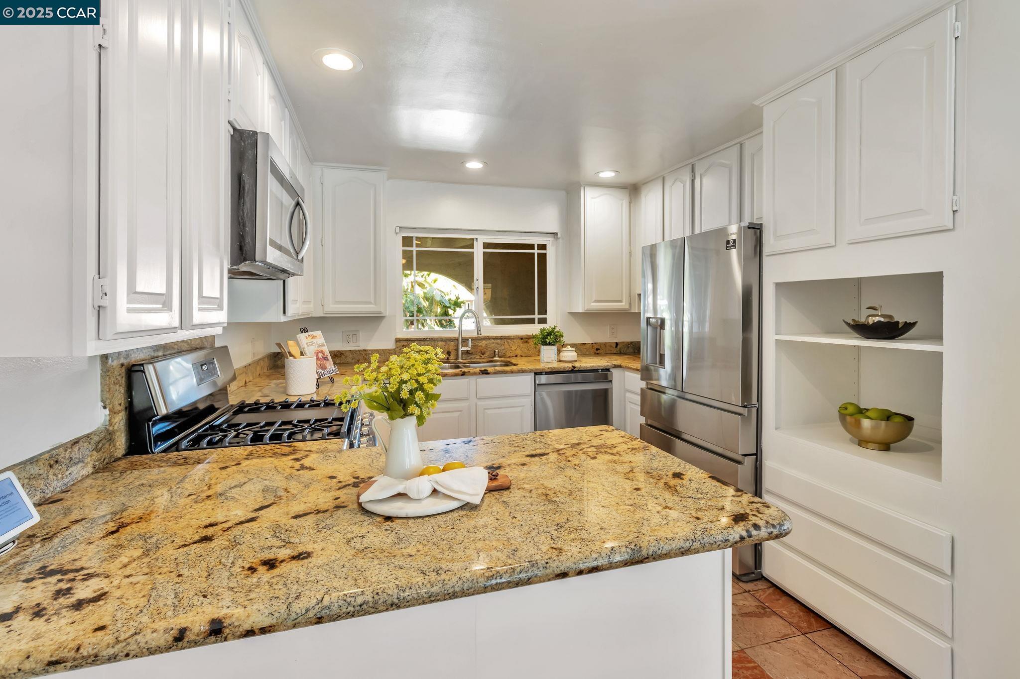 Detail Gallery Image 10 of 38 For 960 Live Oak Dr, Santa Clara,  CA 95051 - 4 Beds | 3 Baths