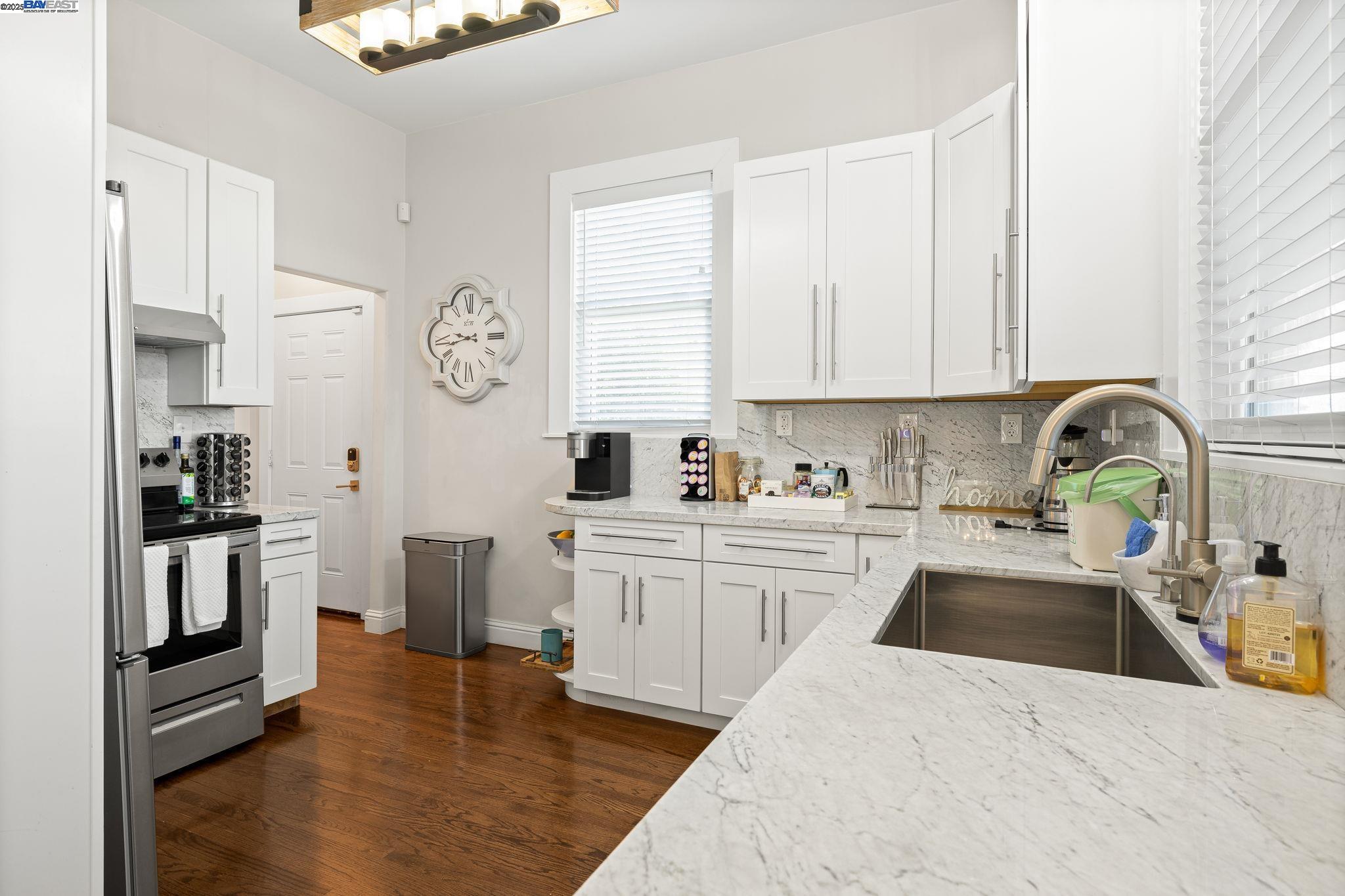 Detail Gallery Image 11 of 26 For 2207 E 21st St, Oakland,  CA 94606 - 4 Beds | 2/2 Baths