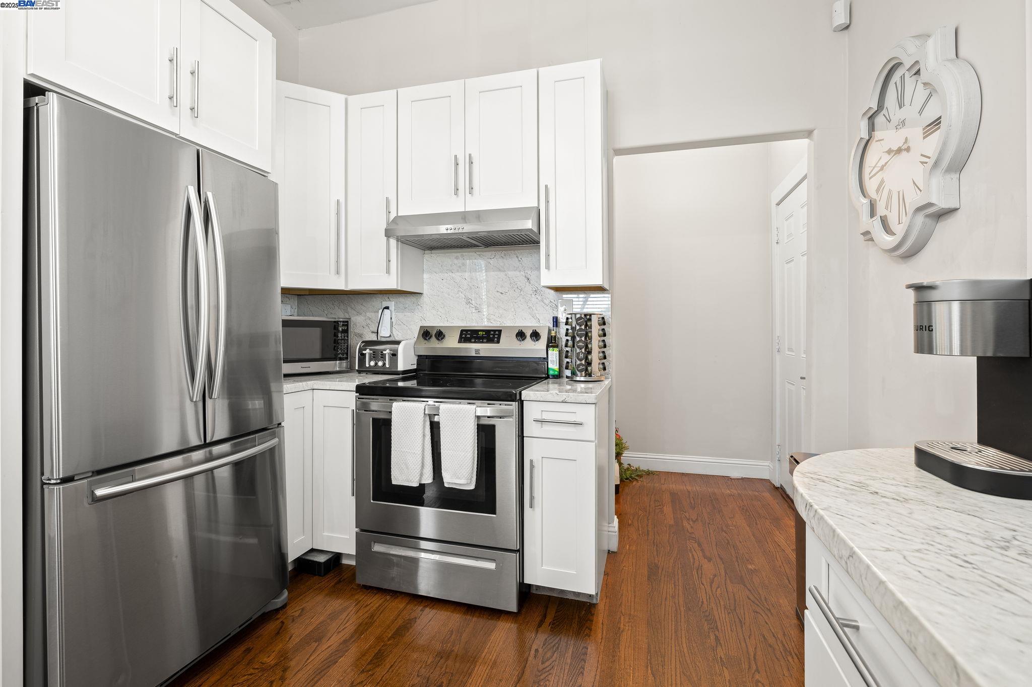 Detail Gallery Image 13 of 26 For 2207 E 21st St, Oakland,  CA 94606 - 4 Beds | 2/2 Baths