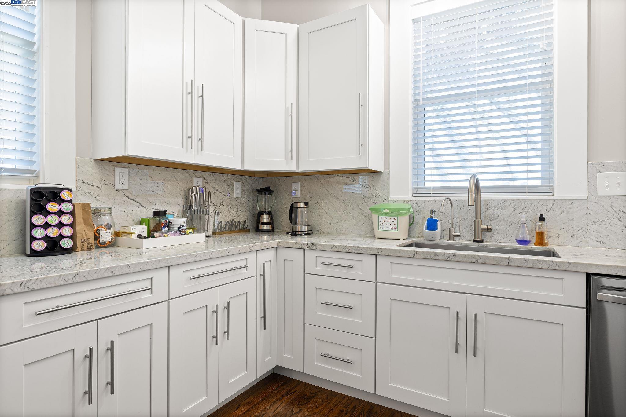 Detail Gallery Image 14 of 26 For 2207 E 21st St, Oakland,  CA 94606 - 4 Beds | 2/2 Baths