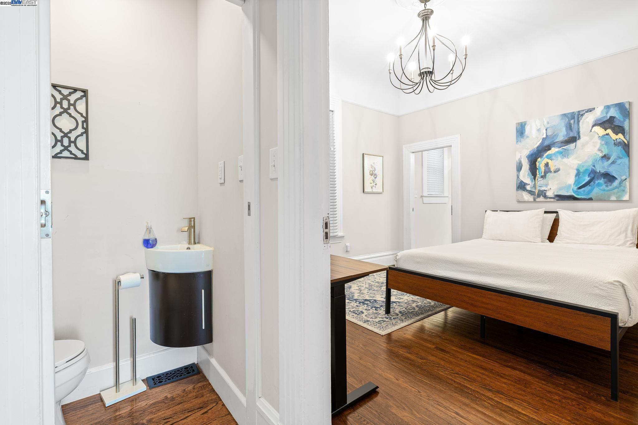 Detail Gallery Image 15 of 26 For 2207 E 21st St, Oakland,  CA 94606 - 4 Beds | 2/2 Baths