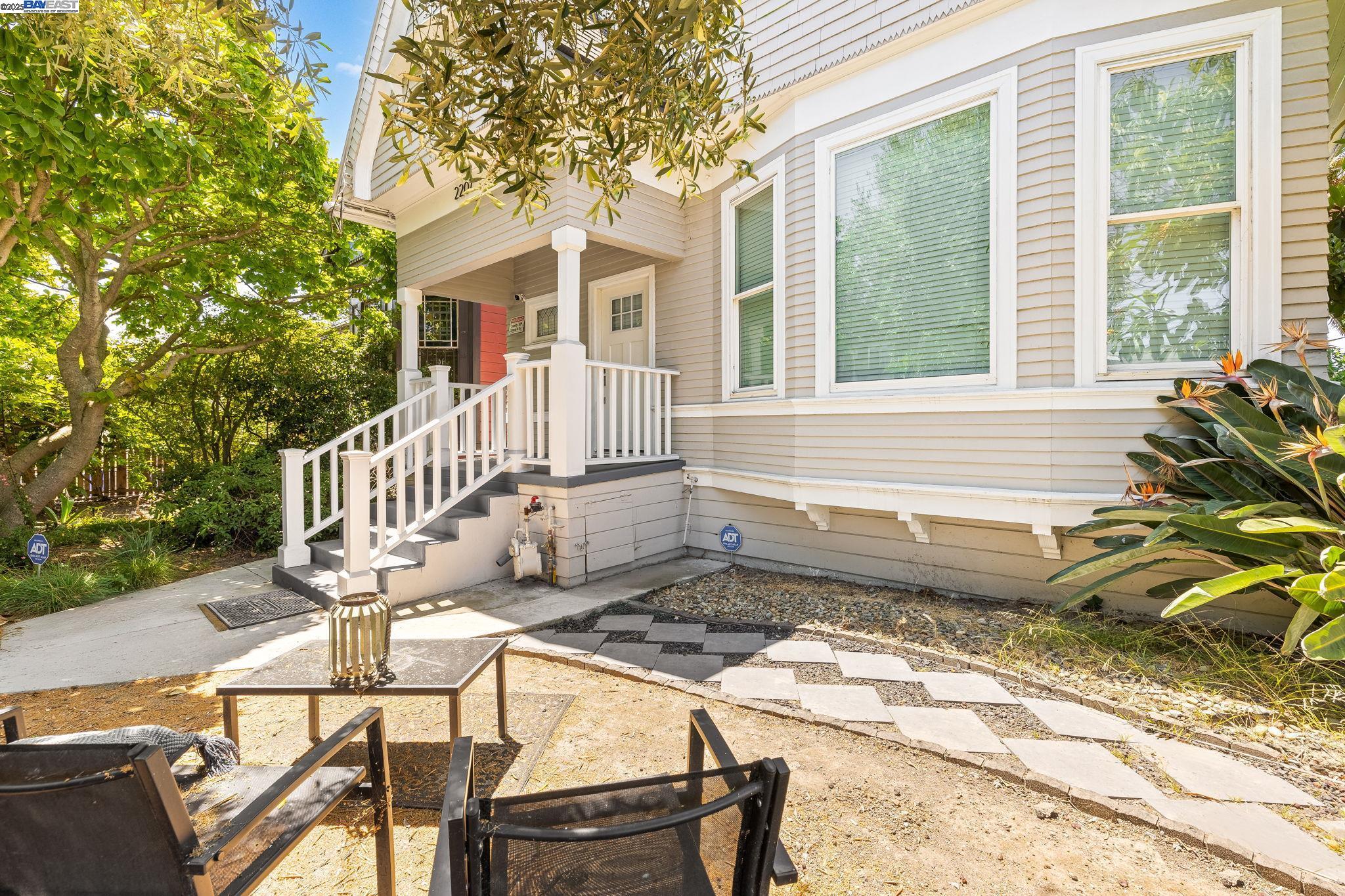 Detail Gallery Image 3 of 26 For 2207 E 21st St, Oakland,  CA 94606 - 4 Beds | 2/2 Baths