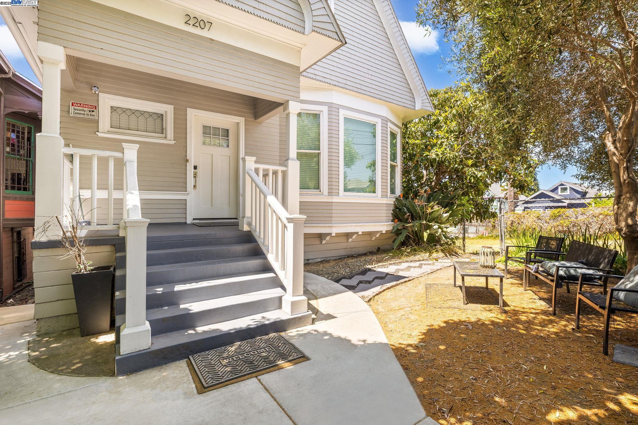 Detail Gallery Image 4 of 26 For 2207 E 21st St, Oakland,  CA 94606 - 4 Beds | 2/2 Baths