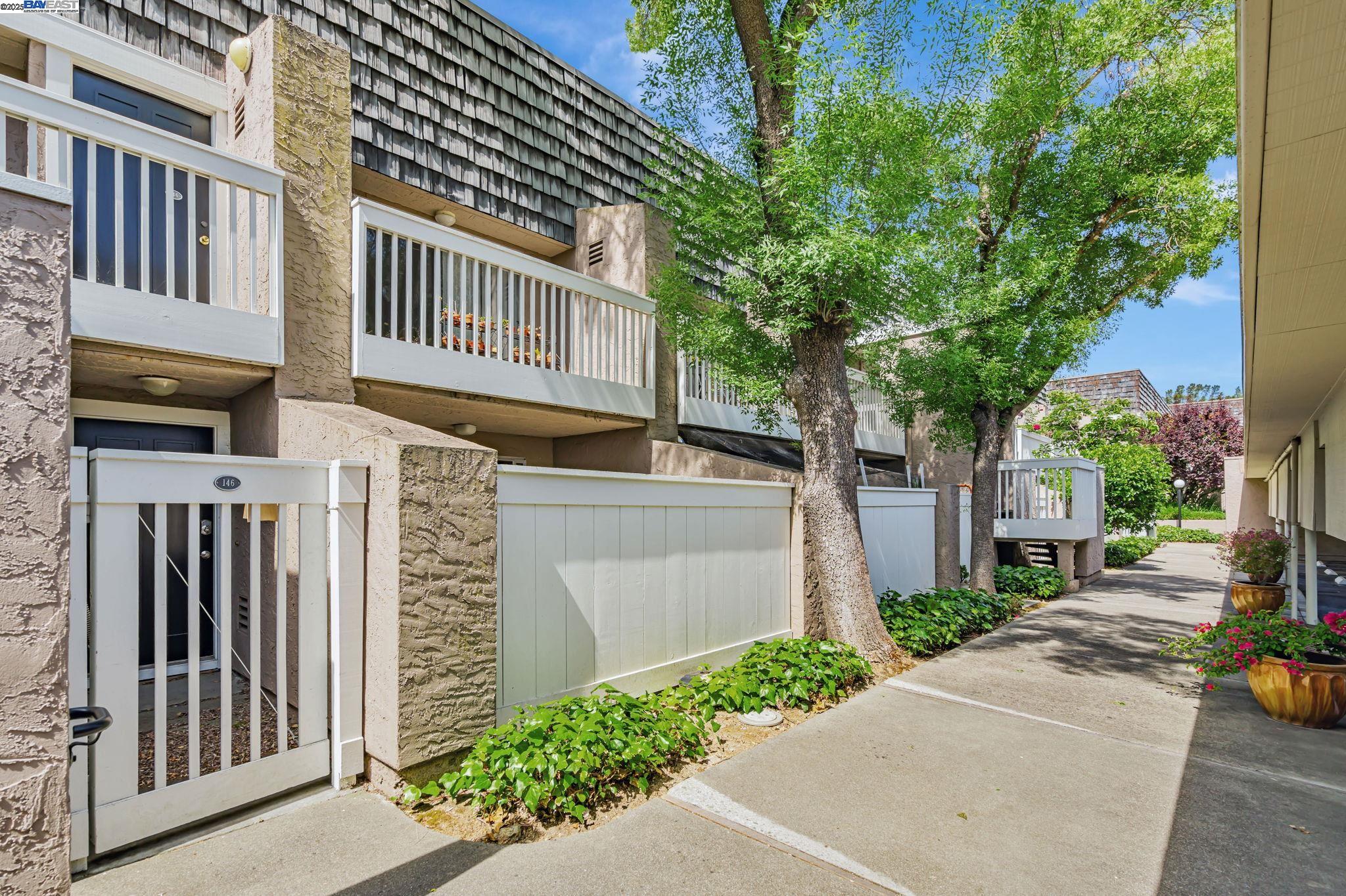 Detail Gallery Image 2 of 40 For 675 Sharon Park Dr #245,  Menlo Park,  CA 94025 - 2 Beds | 2 Baths