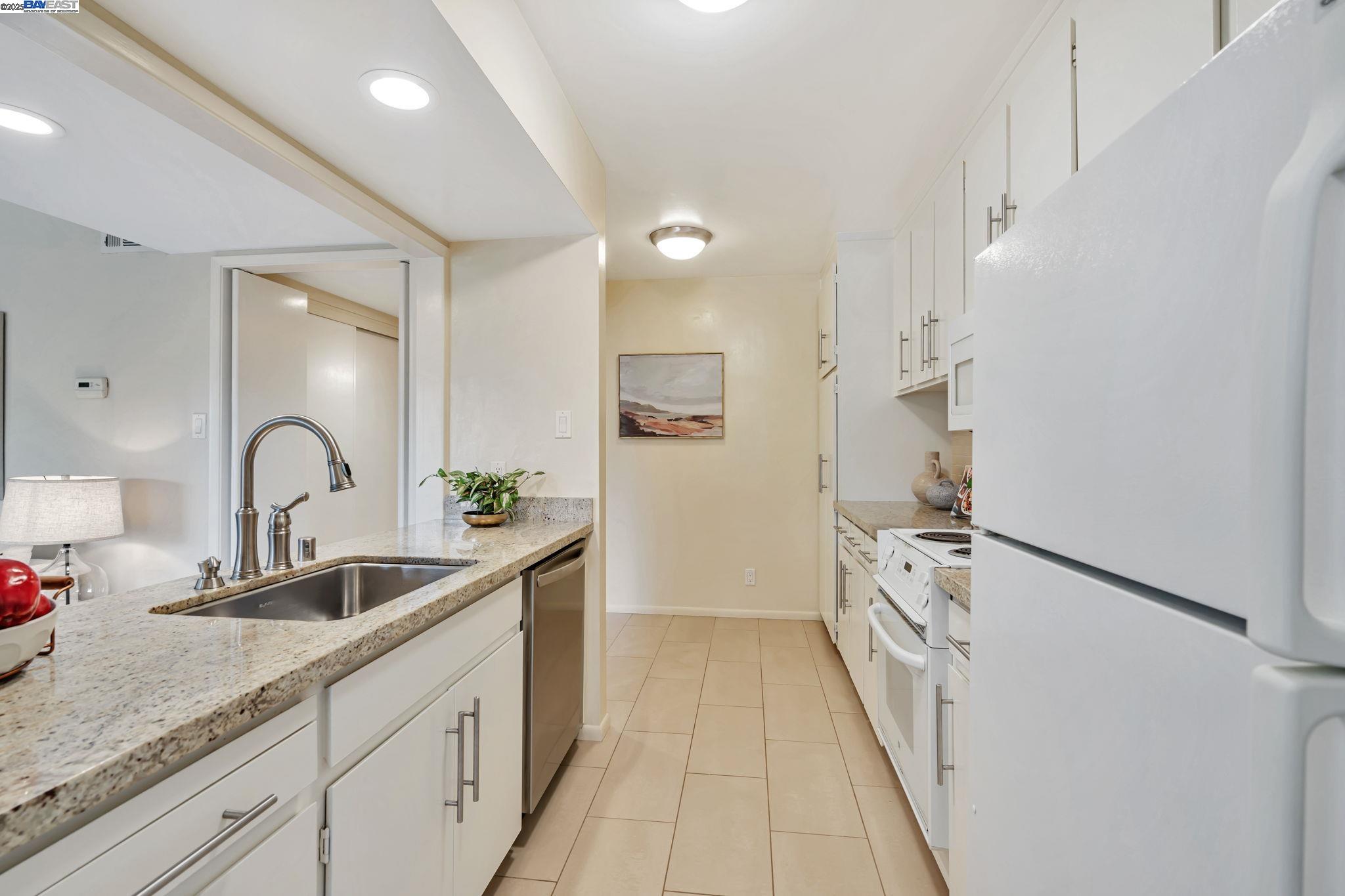 Detail Gallery Image 11 of 40 For 675 Sharon Park Dr #245,  Menlo Park,  CA 94025 - 2 Beds | 2 Baths