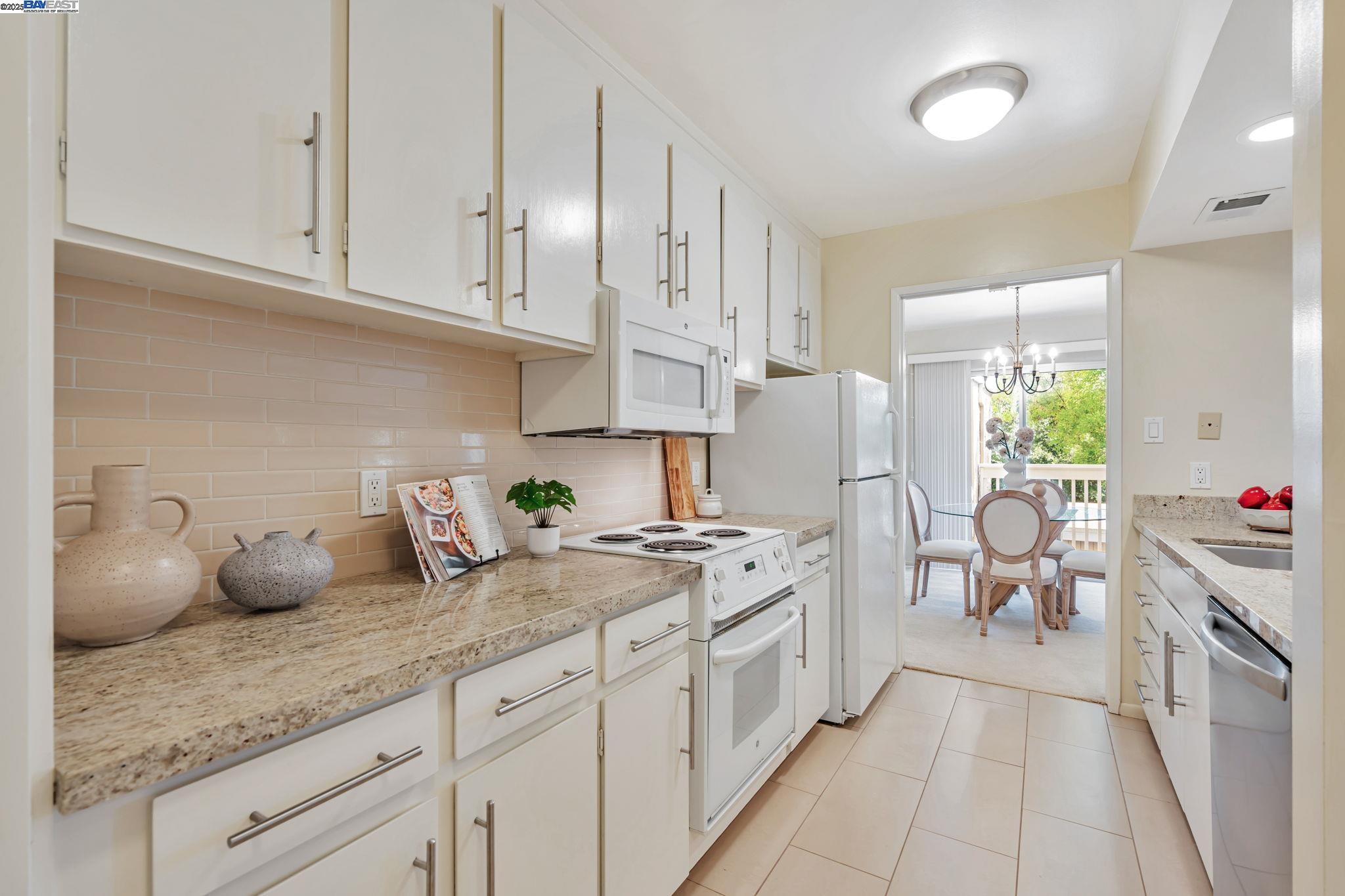Detail Gallery Image 12 of 40 For 675 Sharon Park Dr #245,  Menlo Park,  CA 94025 - 2 Beds | 2 Baths