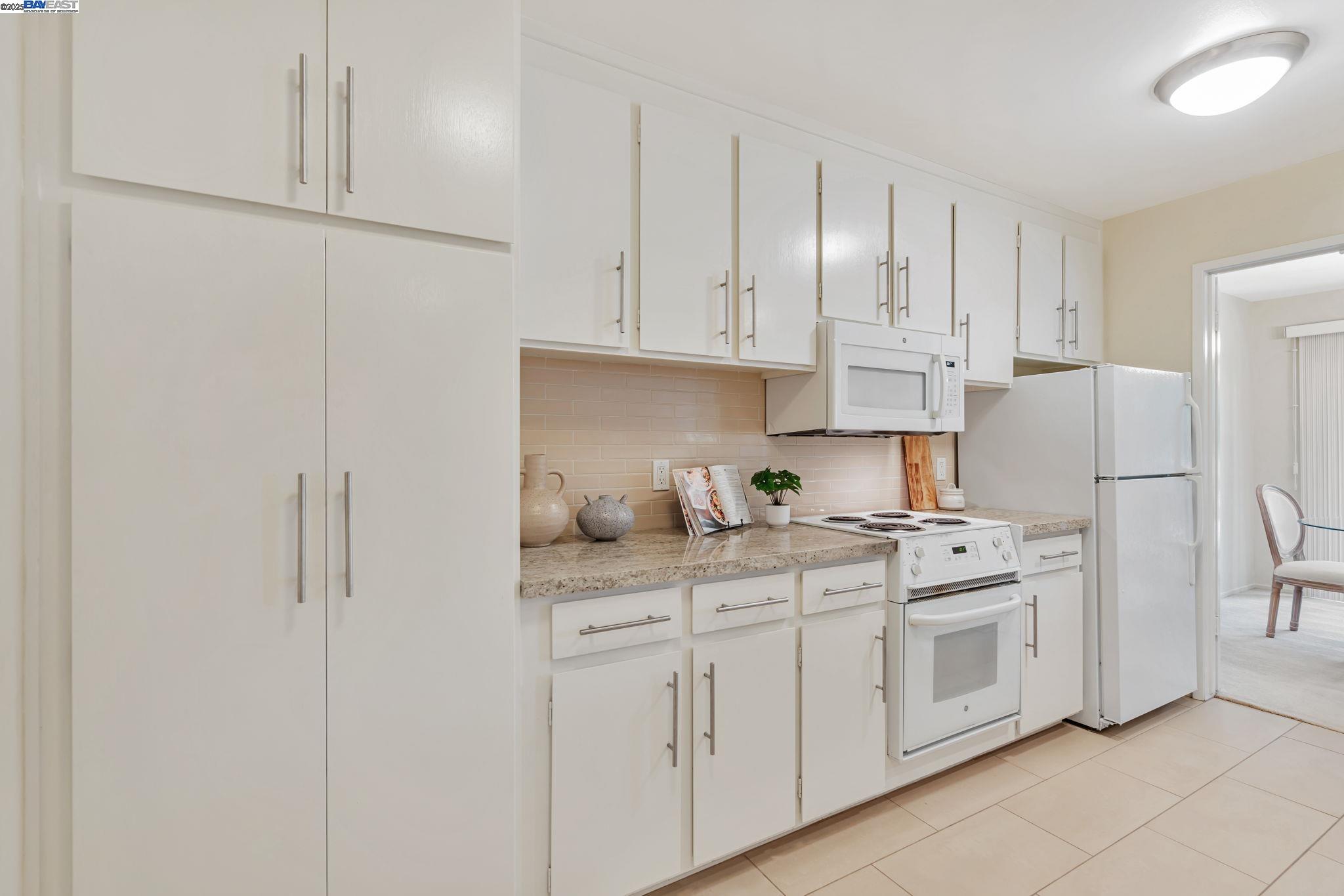 Detail Gallery Image 13 of 40 For 675 Sharon Park Dr #245,  Menlo Park,  CA 94025 - 2 Beds | 2 Baths