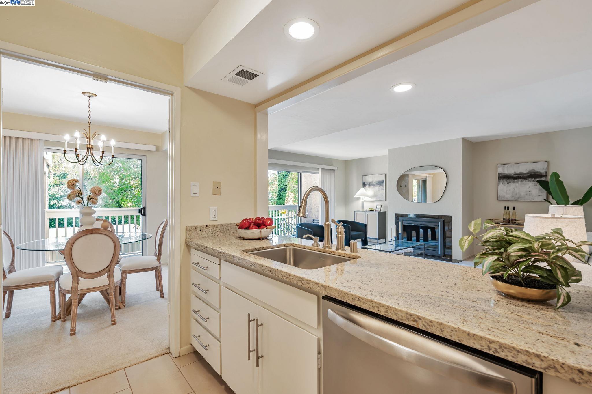 Detail Gallery Image 14 of 40 For 675 Sharon Park Dr #245,  Menlo Park,  CA 94025 - 2 Beds | 2 Baths