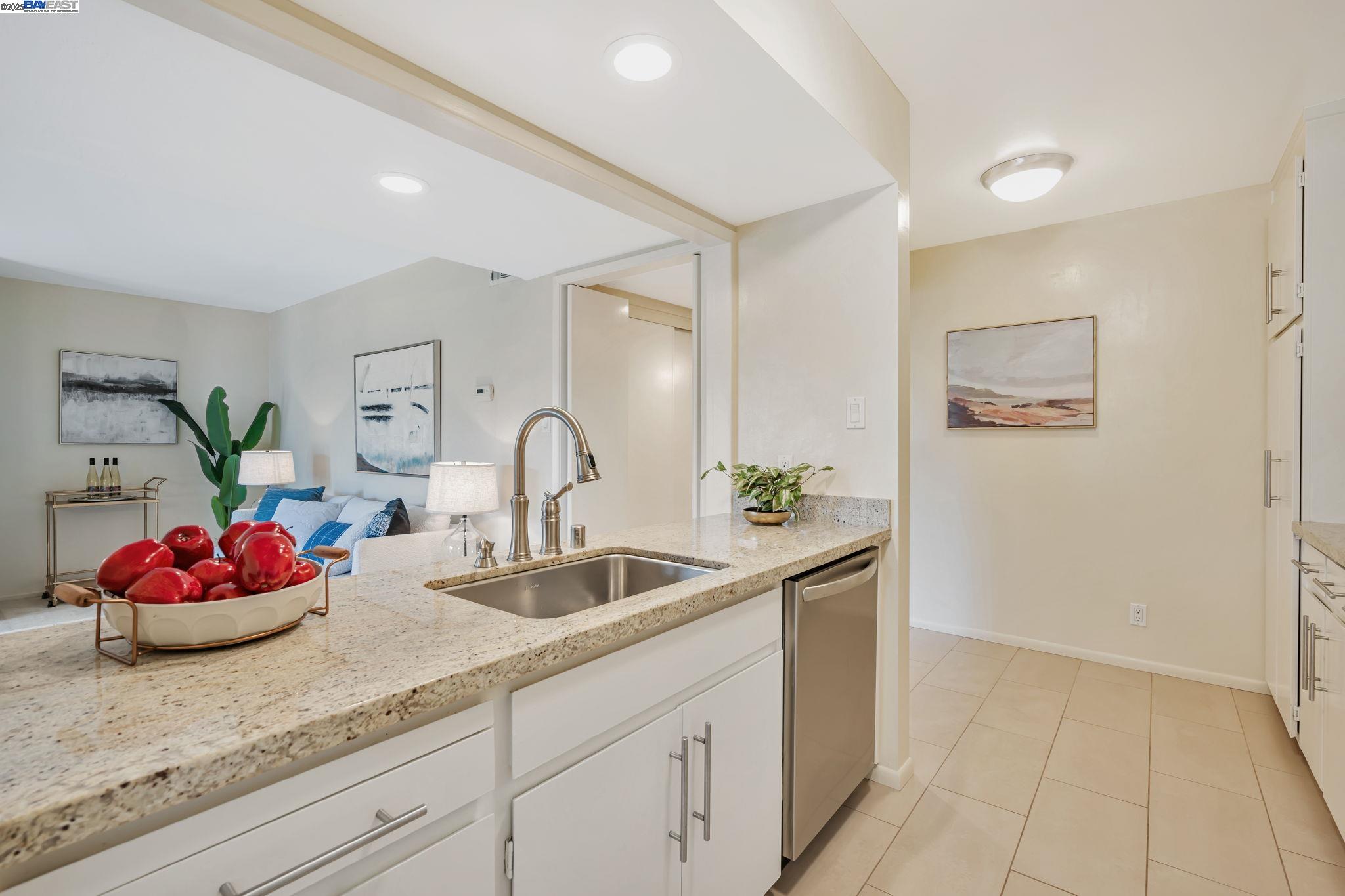 Detail Gallery Image 15 of 40 For 675 Sharon Park Dr #245,  Menlo Park,  CA 94025 - 2 Beds | 2 Baths