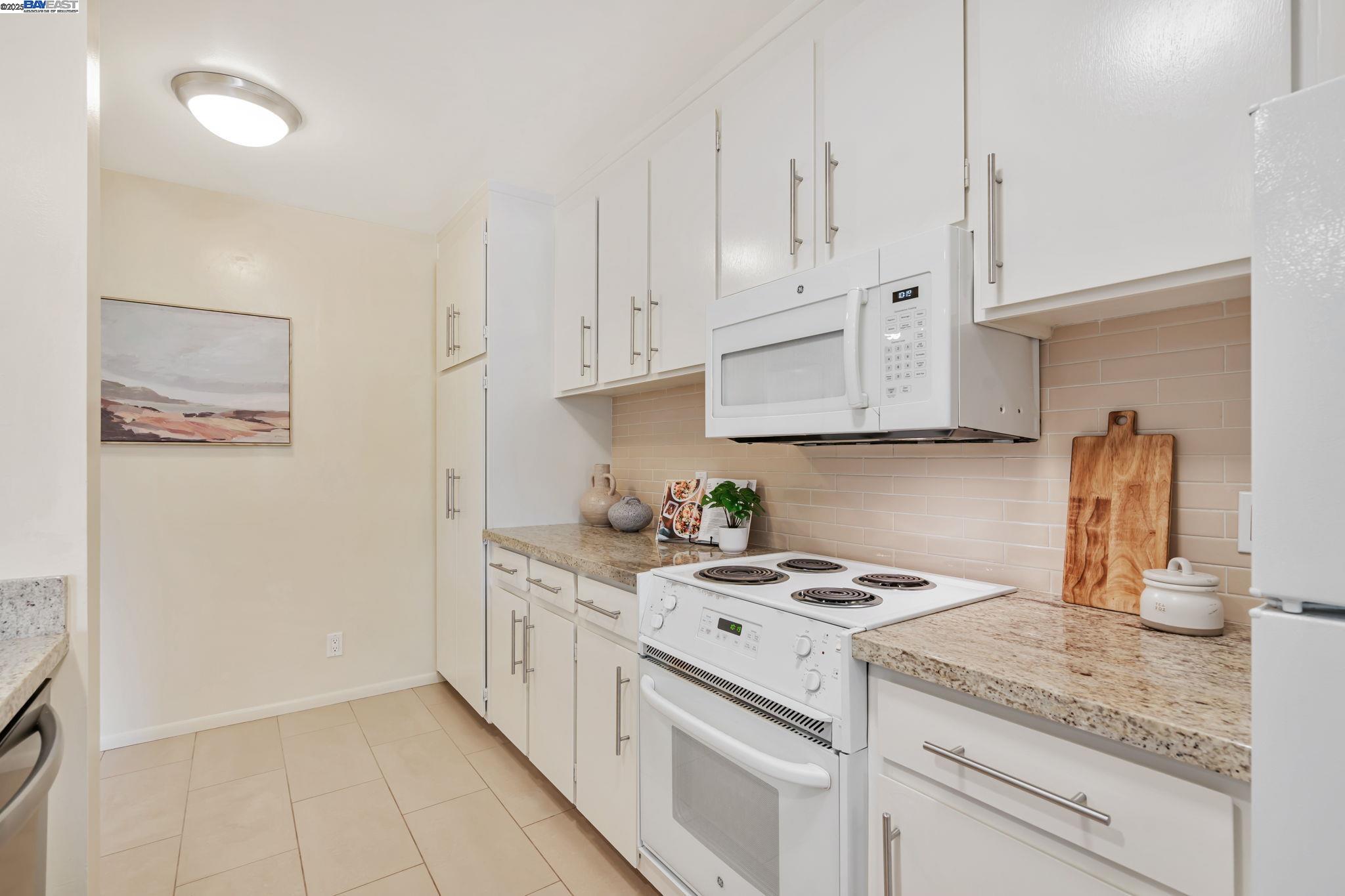 Detail Gallery Image 17 of 40 For 675 Sharon Park Dr #245,  Menlo Park,  CA 94025 - 2 Beds | 2 Baths