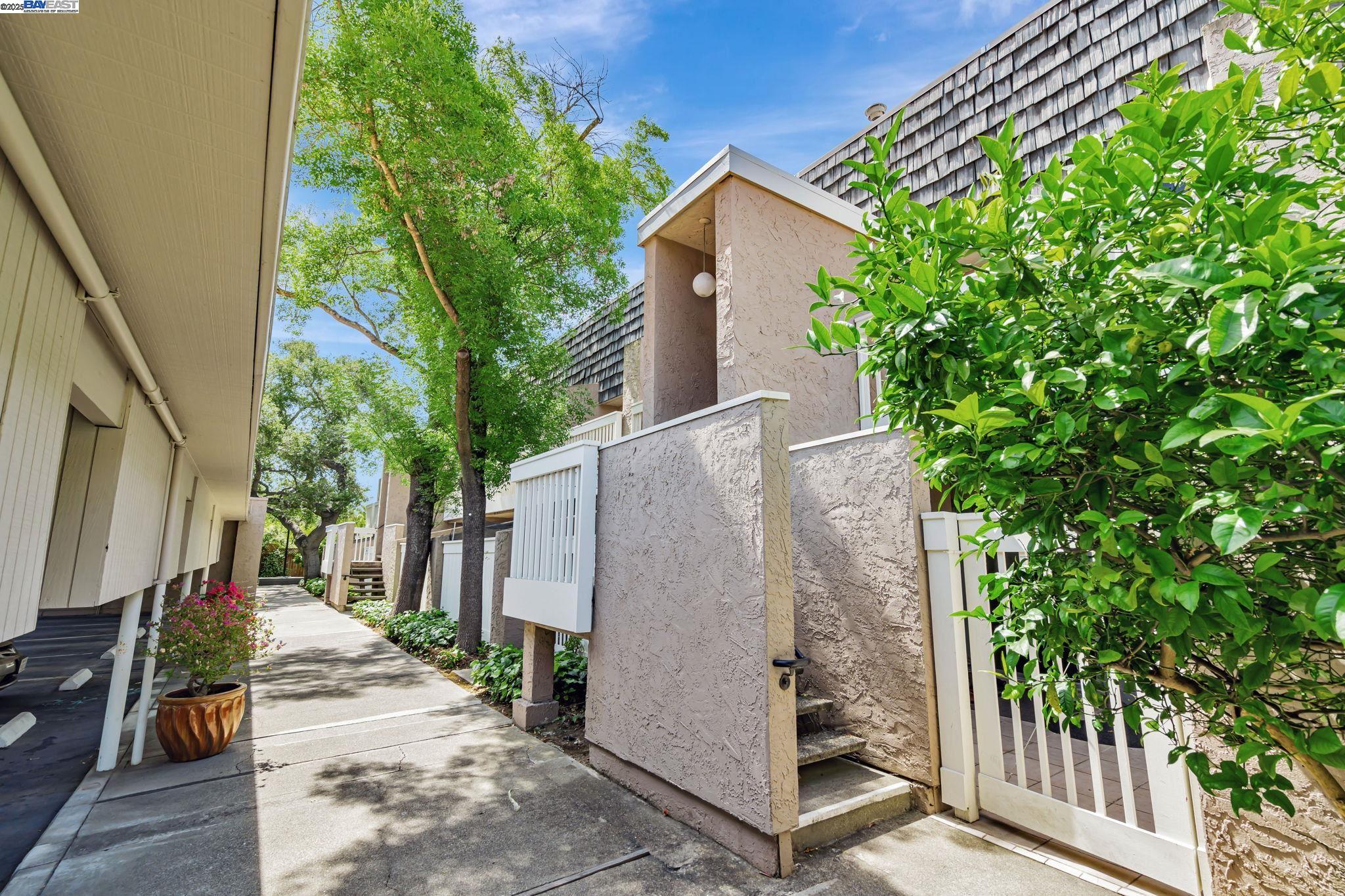 Detail Gallery Image 3 of 40 For 675 Sharon Park Dr #245,  Menlo Park,  CA 94025 - 2 Beds | 2 Baths