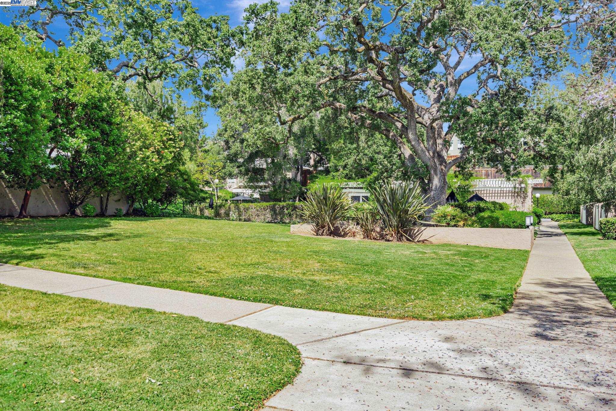Detail Gallery Image 38 of 40 For 675 Sharon Park Dr #245,  Menlo Park,  CA 94025 - 2 Beds | 2 Baths