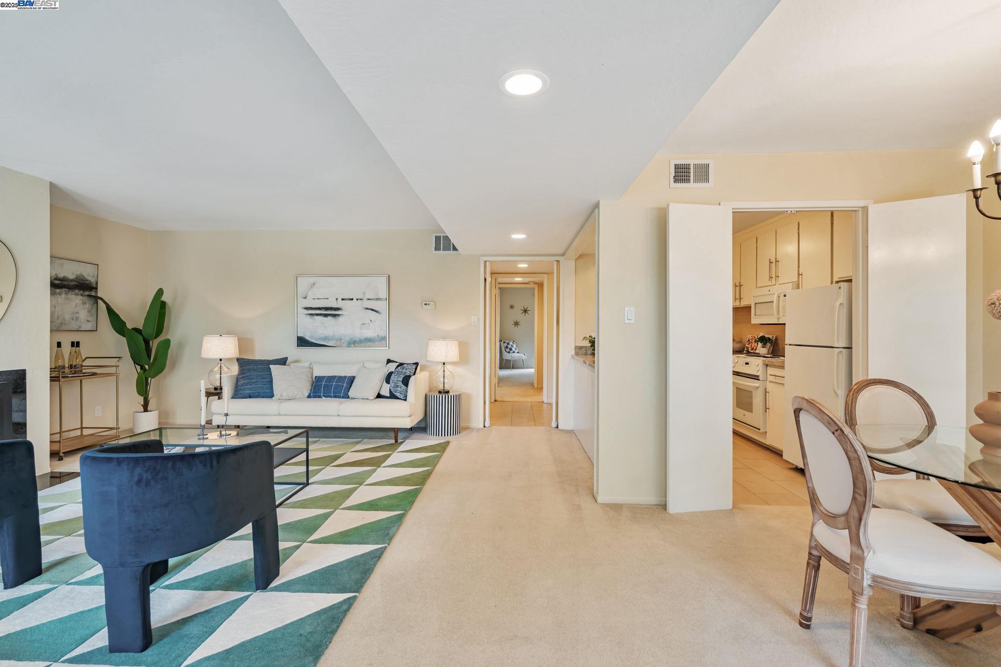 Detail Gallery Image 6 of 40 For 675 Sharon Park Dr #245,  Menlo Park,  CA 94025 - 2 Beds | 2 Baths