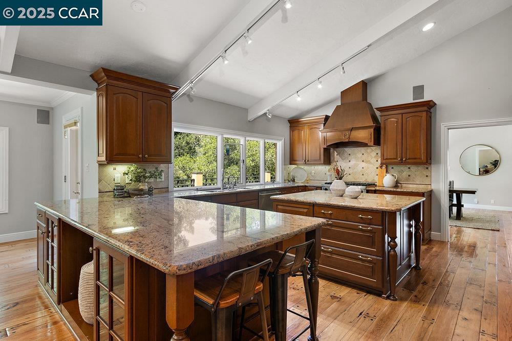 Detail Gallery Image 12 of 60 For 3949 Canyon Rd, Lafayette,  CA 94549-2701 - 5 Beds | 5/1 Baths