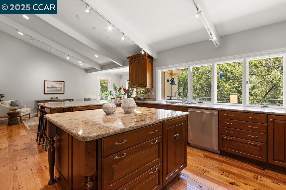 Detail Gallery Image 13 of 60 For 3949 Canyon Rd, Lafayette,  CA 94549-2701 - 5 Beds | 5/1 Baths