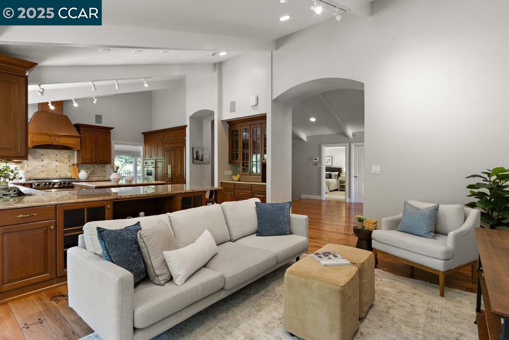 Detail Gallery Image 14 of 60 For 3949 Canyon Rd, Lafayette,  CA 94549-2701 - 5 Beds | 5/1 Baths