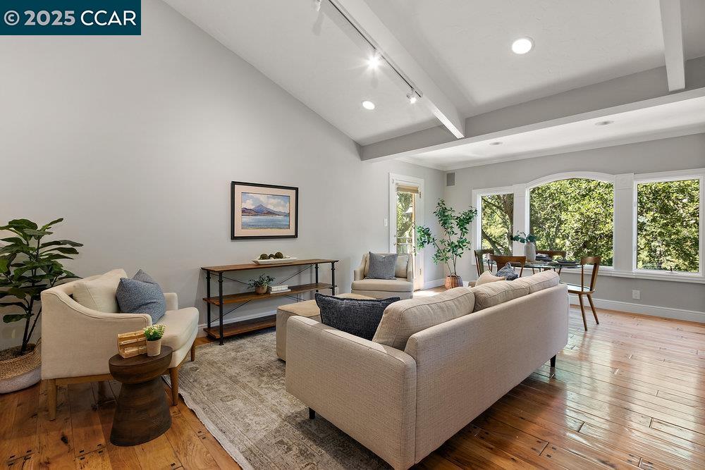 Detail Gallery Image 15 of 60 For 3949 Canyon Rd, Lafayette,  CA 94549-2701 - 5 Beds | 5/1 Baths