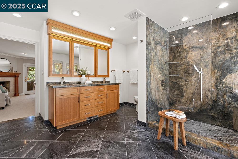 Detail Gallery Image 20 of 60 For 3949 Canyon Rd, Lafayette,  CA 94549-2701 - 5 Beds | 5/1 Baths
