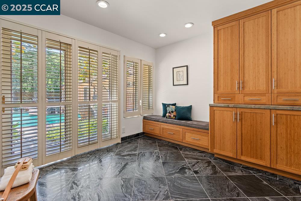 Detail Gallery Image 21 of 60 For 3949 Canyon Rd, Lafayette,  CA 94549-2701 - 5 Beds | 5/1 Baths