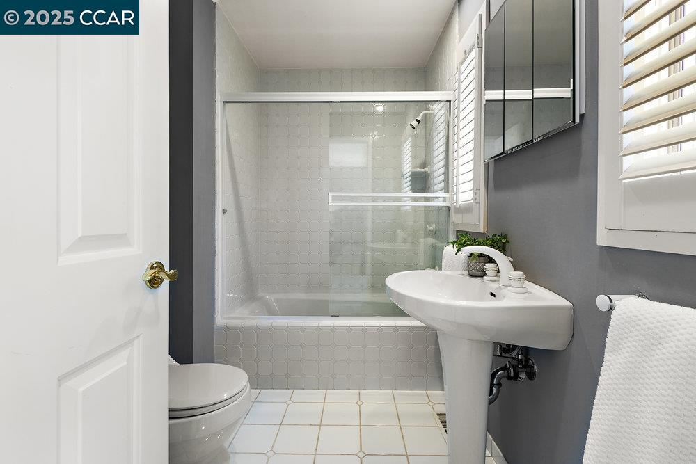 Detail Gallery Image 23 of 60 For 3949 Canyon Rd, Lafayette,  CA 94549-2701 - 5 Beds | 5/1 Baths