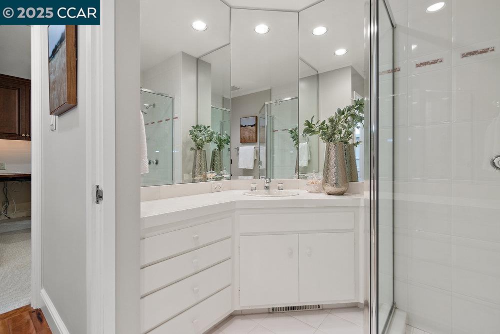 Detail Gallery Image 28 of 60 For 3949 Canyon Rd, Lafayette,  CA 94549-2701 - 5 Beds | 5/1 Baths