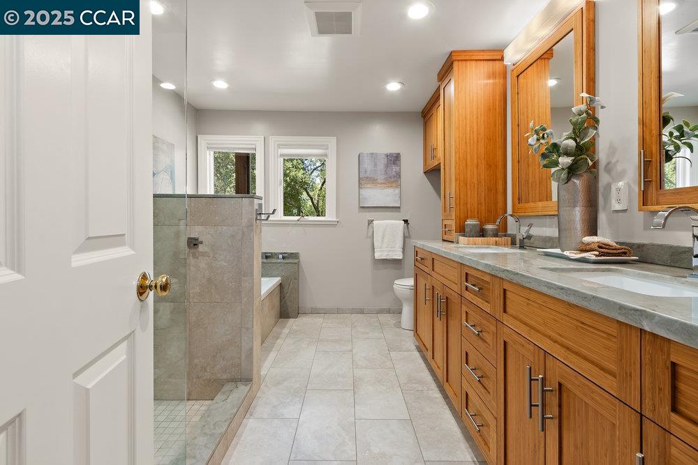 Detail Gallery Image 37 of 60 For 3949 Canyon Rd, Lafayette,  CA 94549-2701 - 5 Beds | 5/1 Baths