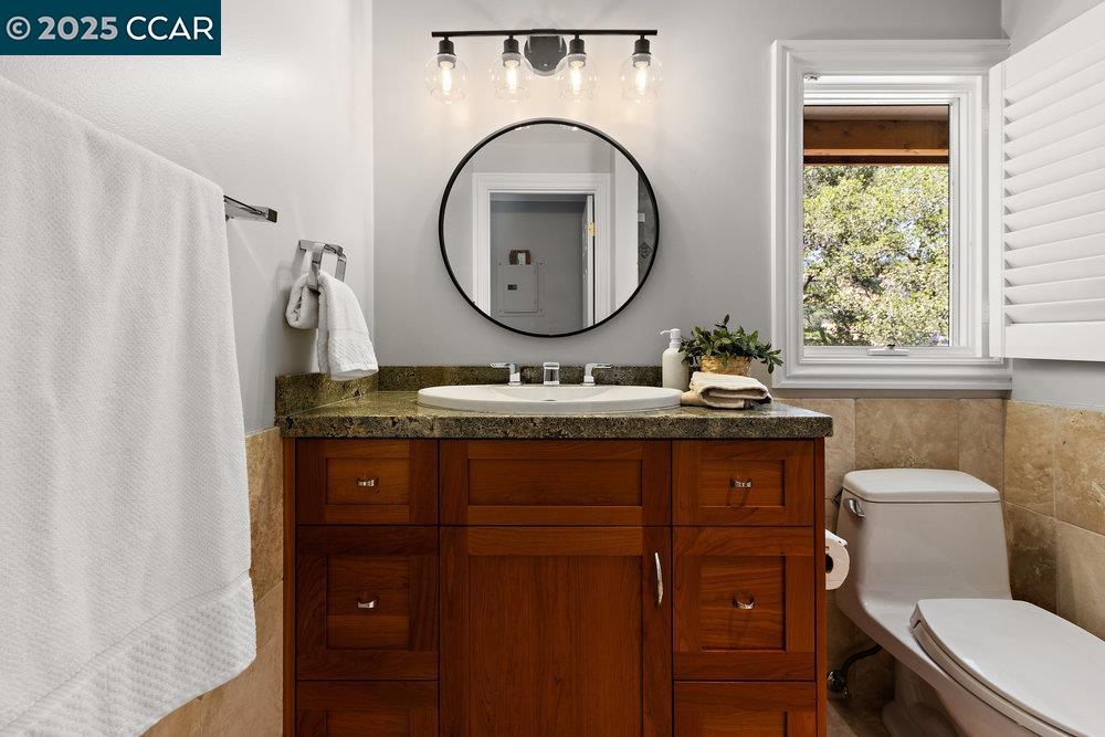 Detail Gallery Image 42 of 60 For 3949 Canyon Rd, Lafayette,  CA 94549-2701 - 5 Beds | 5/1 Baths