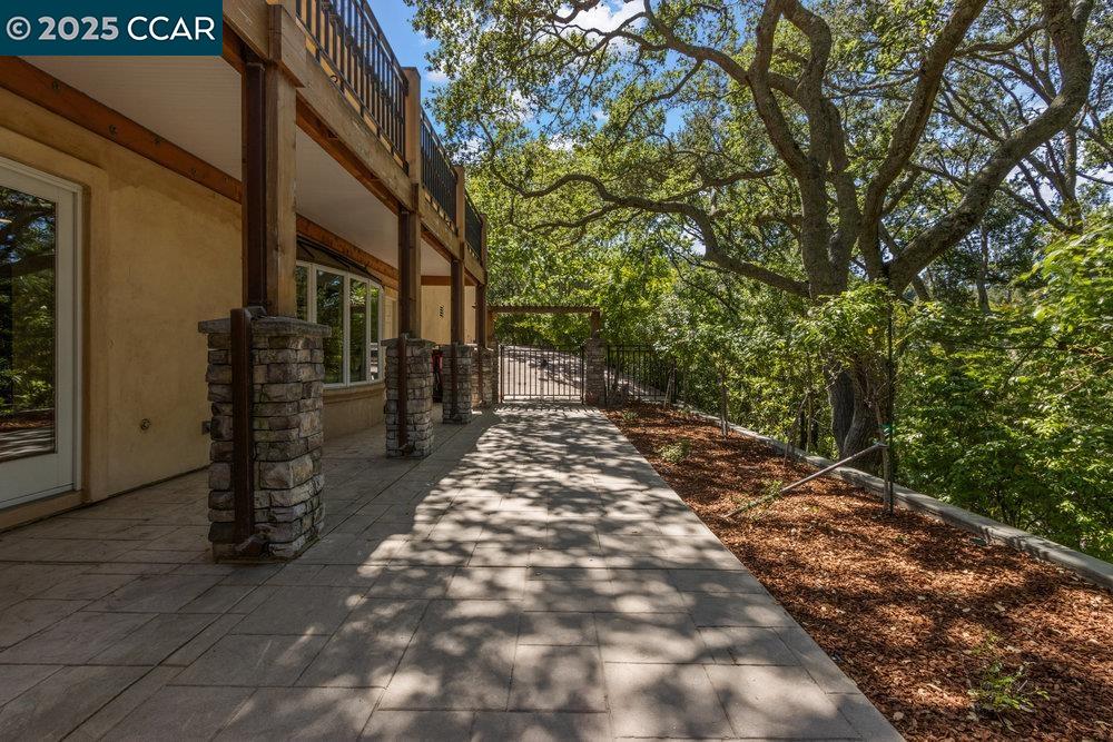 Detail Gallery Image 50 of 60 For 3949 Canyon Rd, Lafayette,  CA 94549-2701 - 5 Beds | 5/1 Baths