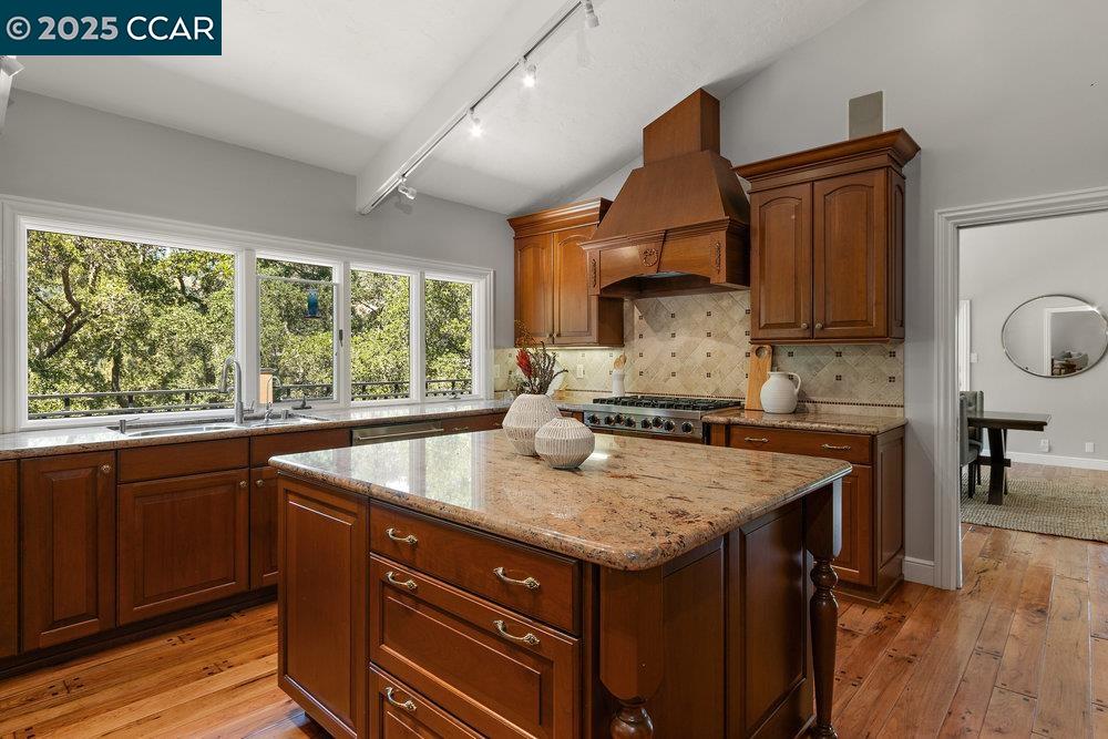 Detail Gallery Image 9 of 60 For 3949 Canyon Rd, Lafayette,  CA 94549-2701 - 5 Beds | 5/1 Baths
