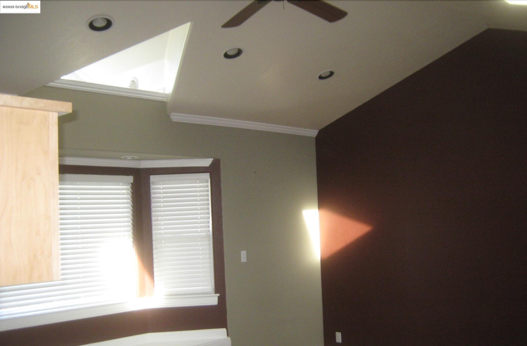 Detail Gallery Image 4 of 23 For 2075 Lakewood Dr, San Jose,  CA 95132-1024 - 3 Beds | 2 Baths