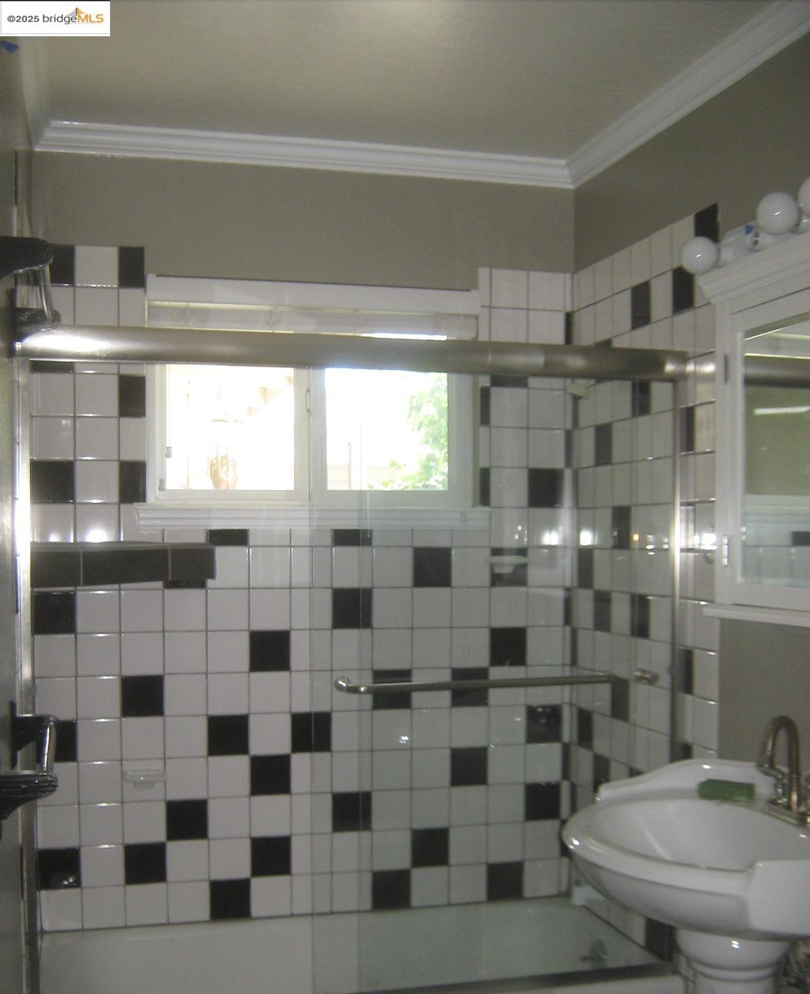 Detail Gallery Image 10 of 23 For 2075 Lakewood Dr, San Jose,  CA 95132-1024 - 3 Beds | 2 Baths
