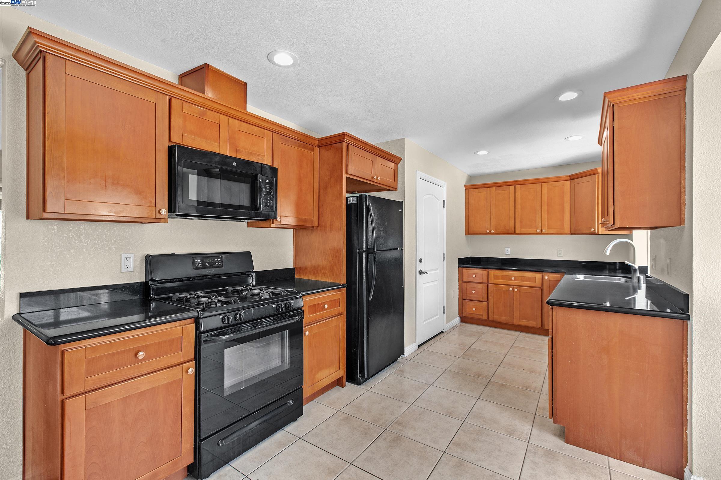 Detail Gallery Image 12 of 32 For 22013 Queen St, Castro Valley,  CA 94546 - 3 Beds | 2 Baths