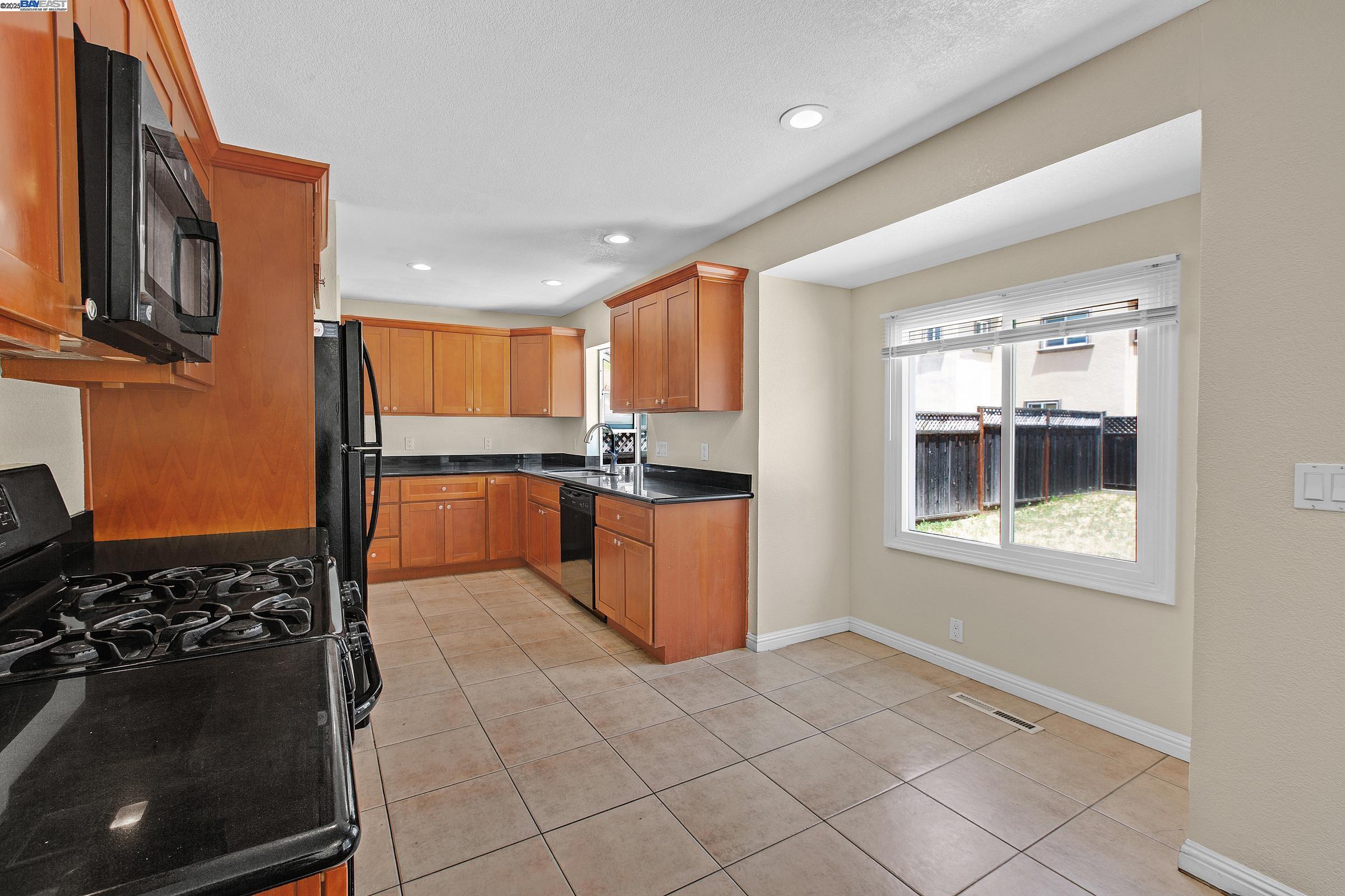 Detail Gallery Image 13 of 32 For 22013 Queen St, Castro Valley,  CA 94546 - 3 Beds | 2 Baths
