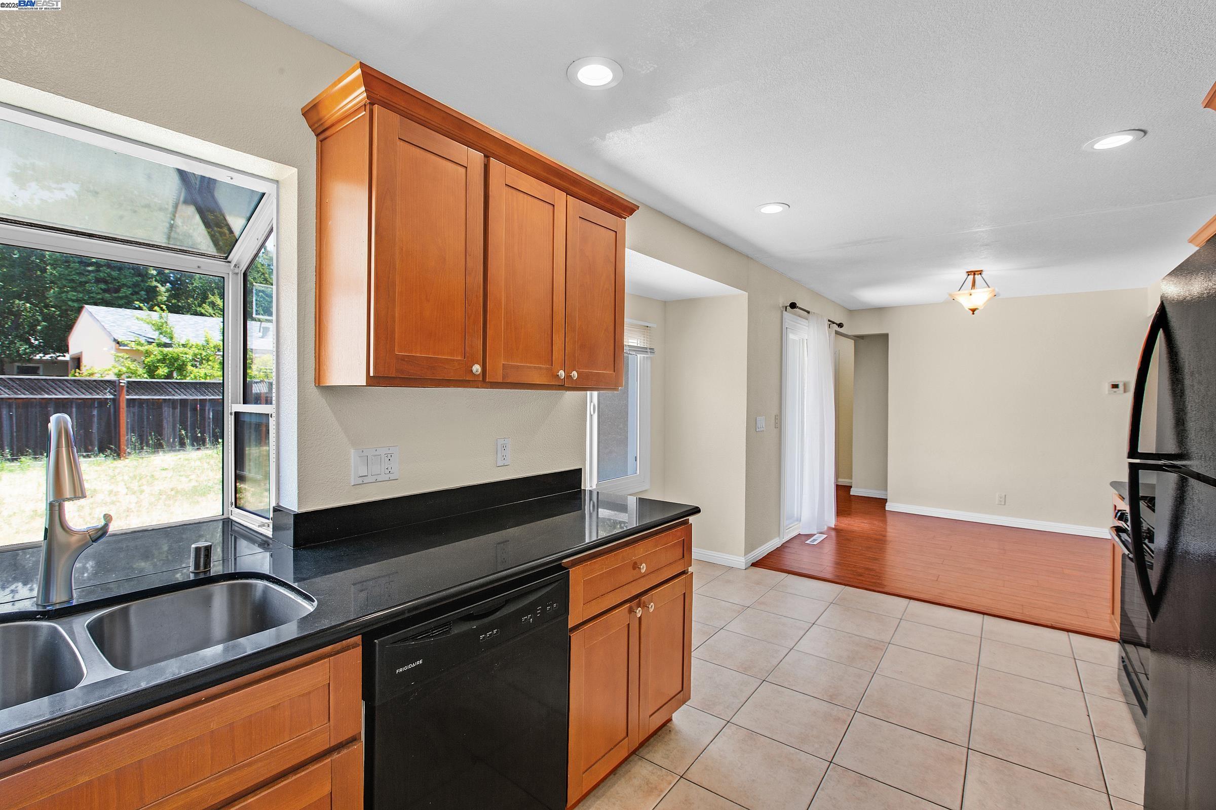Detail Gallery Image 16 of 32 For 22013 Queen St, Castro Valley,  CA 94546 - 3 Beds | 2 Baths
