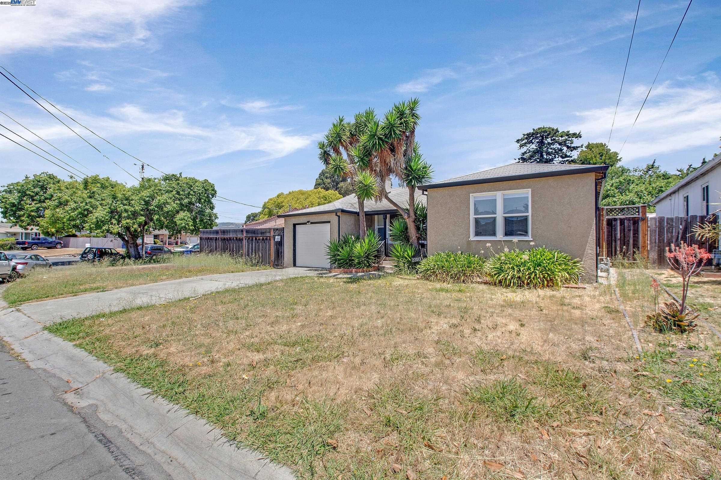 Detail Gallery Image 3 of 32 For 22013 Queen St, Castro Valley,  CA 94546 - 3 Beds | 2 Baths