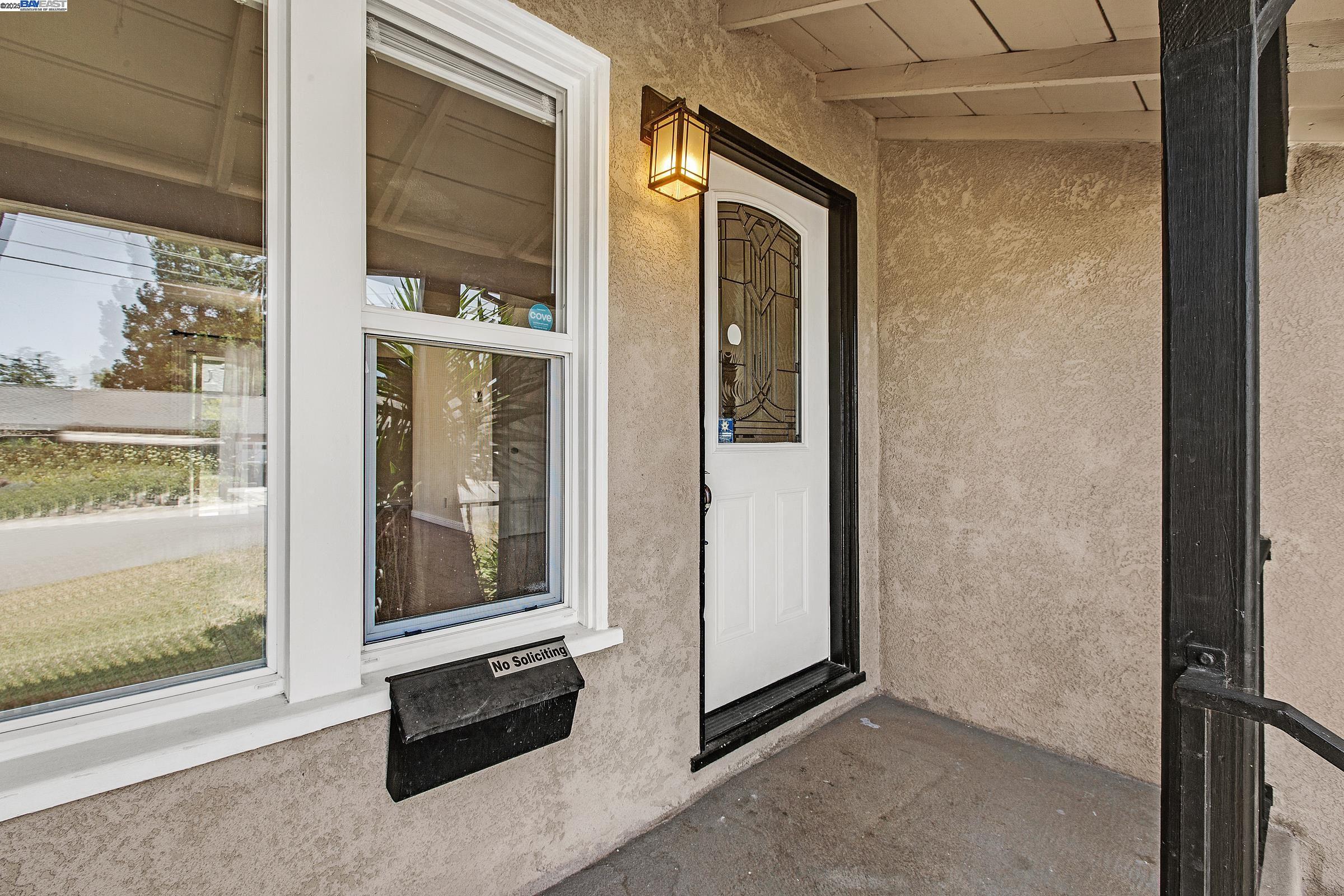 Detail Gallery Image 5 of 32 For 22013 Queen St, Castro Valley,  CA 94546 - 3 Beds | 2 Baths
