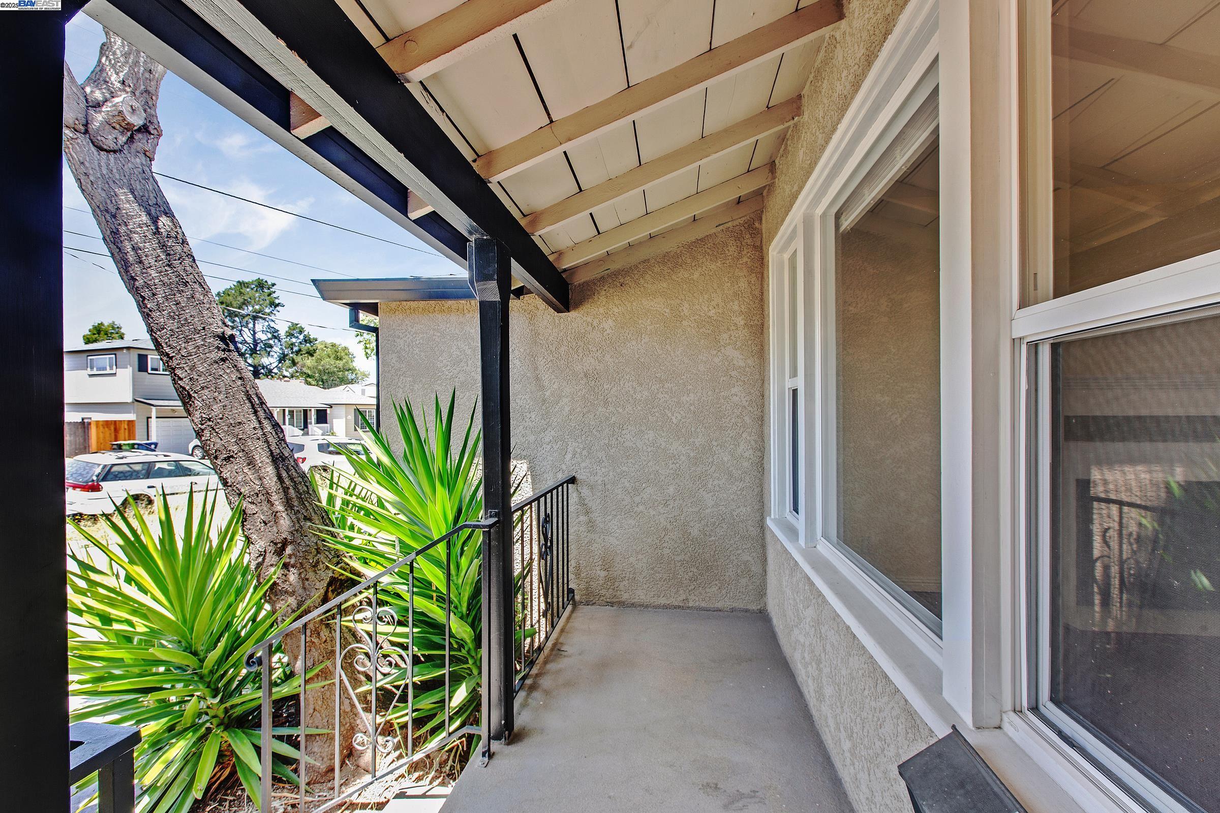 Detail Gallery Image 6 of 32 For 22013 Queen St, Castro Valley,  CA 94546 - 3 Beds | 2 Baths