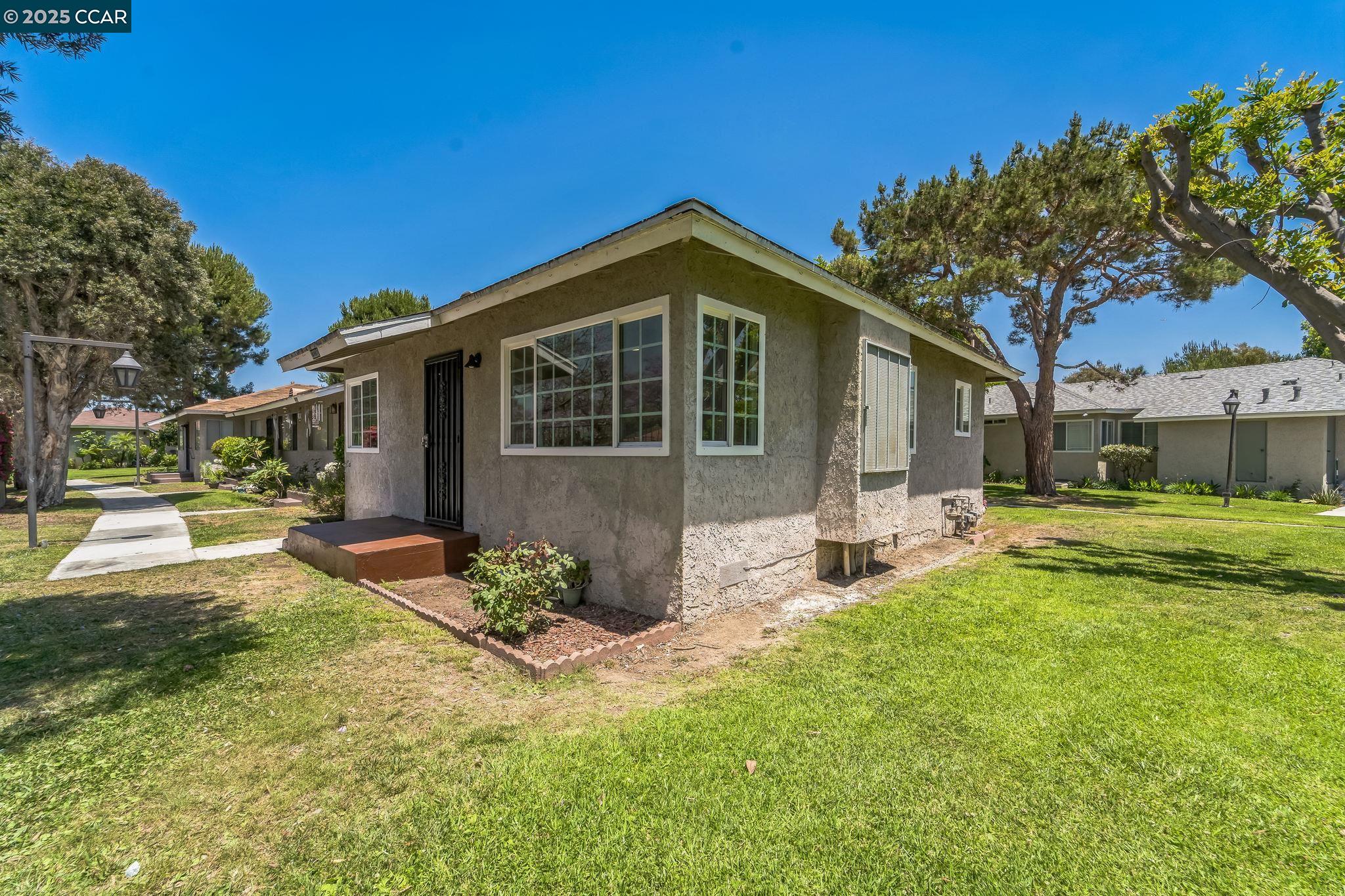 Detail Gallery Image 1 of 1 For 23230 Anchor Avenue #106,  Carson,  CA 90745 - 2 Beds | 1/1 Baths