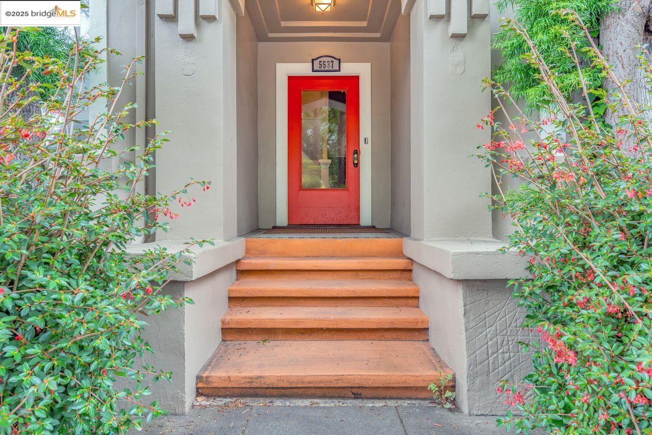 Detail Gallery Image 1 of 1 For 5537 Claremont Ave, Oakland,  CA 94618 - – Beds | – Baths