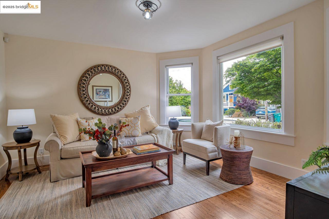 Photo #5: 41102011 Listing 