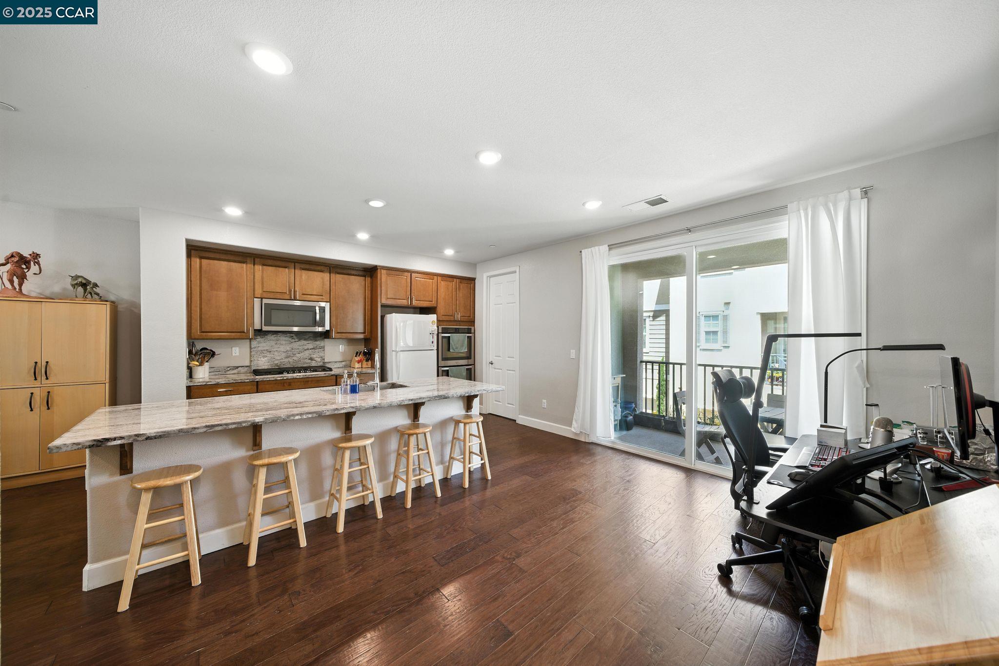 Photo #5: 41102012 Listing 