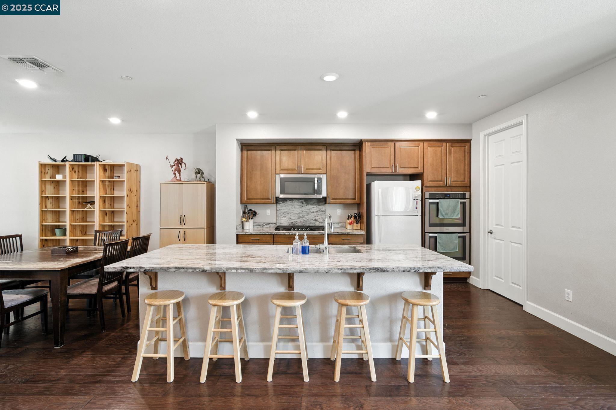 Photo #6: 41102012 Listing 