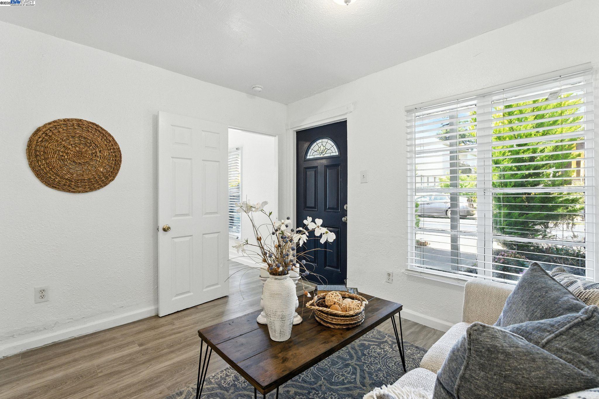 Detail Gallery Image 6 of 34 For 840 Oak St, Alameda,  CA 94501 - – Beds | – Baths