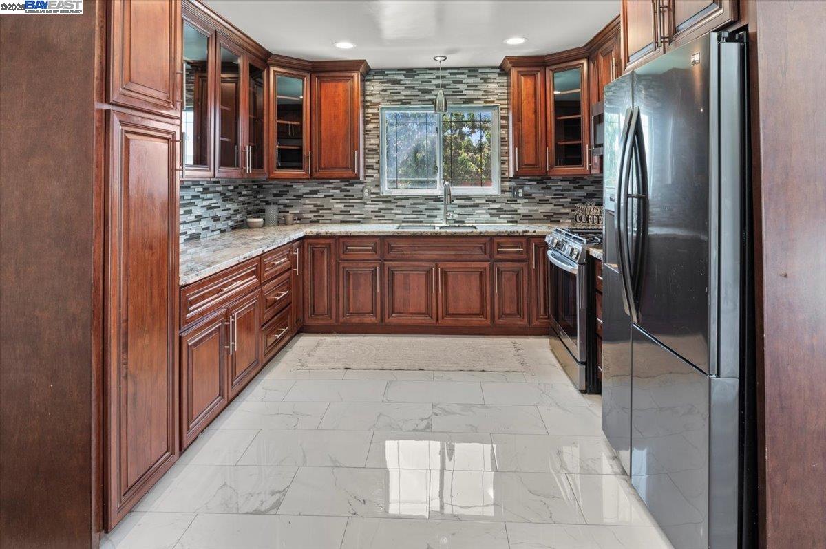 Detail Gallery Image 14 of 41 For 28399 Cubberley Ct, Hayward,  CA 94545 - 4 Beds | 2 Baths
